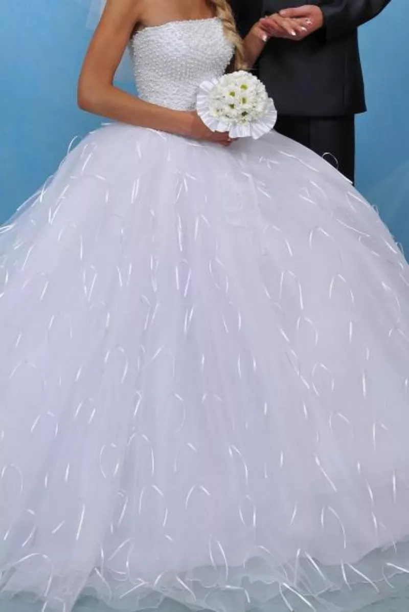 Продаётся платье свадебное цвет-белый.размер42-44.